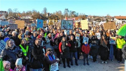 Über 3000 Teilnehmer waren in Traunstein auf dem Festplatz. Eine genaue Zählung ist schwierig. Foto Peter