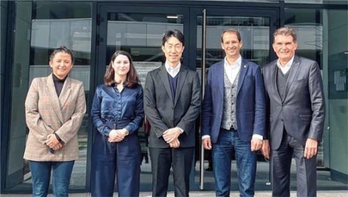 Über den Ausbau des Netzwerks freuten sich: (von links) Carla Kirmis (Geschäftsführung Stellwerk18 und Wirtschaftsförderung Stadt Rosenheim), Claudia Fendl (Projektkoordinatorin Jetro München), Jun Washizawa (Generaldirektor Jetro München), Oberbürgermeister Andreas März und Stadtdirektor Michael Keneder.Foto re