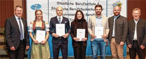 Über eine glatte Eins und einen Staatspreis freuten sich (von links) die Konditorin Mina Tuschka (Konditorei Vogg), der Industriemechaniker Peter Rauschecker (Brückner Maschinenbau), die Hotelfachfrau Amelie Posch (Das Achental) und Stefan Schramm, Elektroniker FR für Energie und Gebäudetechnik (Elektro Laxganger). Berufsschulleiter Wolfgang Kurfer (ganz links), Stimmkreisabgeordneter Konrad Baur (Zweiter von rechts) und der stellvertretende Landrat Sepp Konhäuser (rechts) gratulierten. Foto effner