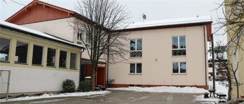 Um allen Menschen, auch jenen, die zum Beispiel im Rollstuhl sitzen, den Zugang zur Wastl-Fanderl-Schule zu ermöglichen, müssen einige Änderungen vorgenommen werden. Diese betreffen auch den hier abgebildeten nördlichen Eingang zur Grundschule.Foto rehberg