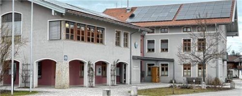 Um die Energiewende vor Ort voranzutreiben, wurde beschlossen, alle öffentlichen Gebäude mit PV-Anlagen auszustatten.
