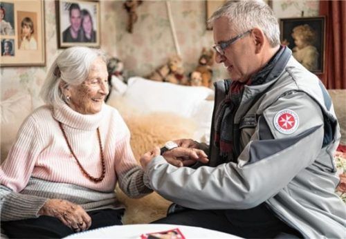 Um sich in der gewohnten häuslichen Umgebung sicher zu fühlen, hilft der Hausnotruf der Johanniter. Noch bis 17. März können Interessierte dieses Angebot kostenlos testen. Foto Johanniter Unfallhilfe