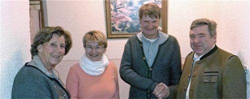 Veränderung bei den Jagdgenossen: (von links) Zweite Bürgermeisterin Lilo Wallner, Johanna Weichselbaumer, Georg Ellmayr und der Landtagsabgeordnete Sepp Lausch.Foto re
