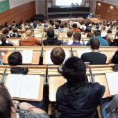 Uni oder HAW? Was der Titel über die Hochschule aussagt