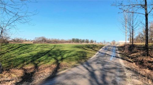 Vom Weg Richtung Gut Gern ist die Silhouette des neuen Klinikums zu sehen. Foto Duczek
