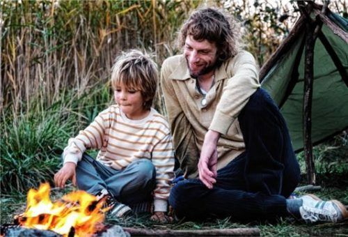 Voodoo Jürgens als „Rickerl“ (rechts) und Ben Winkler als sein Sohn Dominik in einer Szene des Films „Rickerl – Musik is höchstens a Hobby“. Foto dpa-Bildfunk