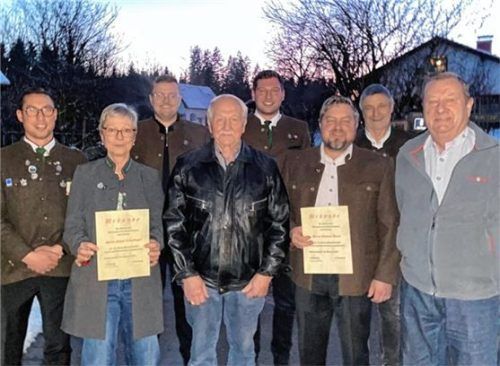 Vorsitzender Thomas Gfüllner (vorne, von links) ehrte unter anderem Gabriele Greiner, Peter Stimmler, Thomas Bauer und Franz Göttlinger sowie (hinten von links) Schriftführer Stephan Mayer, Kassier Christian Hsenöhrl und Gunnar Greiner.Foto re