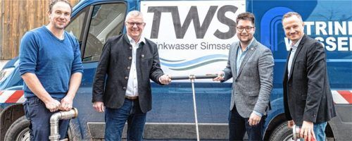 Wassermeister Josef Furtner, Söchtenaus Bürgermeister Bernhard Summerer als Verbandsvorsitzender, Pruttings Bürgermeister Johannes Thusbaß und Sebastian Schreider, Geschäftsleiter der Gemeinde Söchtenau, der diese Position auch beim Trinkwasserverbund übernimmt (von links), feiern den Zusammenschluss.Foto thomae