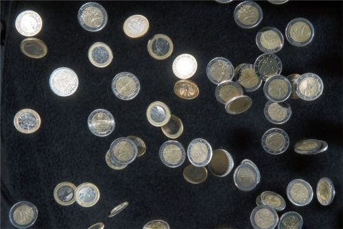 Wer wünscht sich das nicht – einen Geldregen. Sich mit seinen Finanzen zu beschäftigen, ist wichtig. Doch wer zu viel über Geld und Finanzen nachdenkt, entwickelt mitunter nicht unbedingt erstrebenswerte Eigenschaften, erklärt der Finanzpsychologe Florian Becker von der TH Rosenheim. Foto Becker