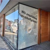 Betrunkener Autofahrer zerstört Schaufenster