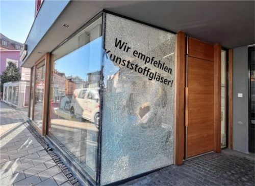 „Wir empfehlen Kunststoff“: Mit dieser Botschaft haben die Optiker die Acrylglasscheibe versehen, die sie über den Riss gepackt haben. Foto privat