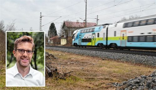 „Wir wollen unseren Bahnhalt wieder“, sagen die Stephanskirchner seit vielen Jahren. Bürgermeister Karl Mair machte jetzt einen erneuten Vorstoß. Foto Schlecker/re/Kollage Hampel