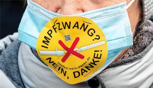 Zeichen des Protests: ein Mundschutz mit der Aufschrift „Impfzwang? Nein, danke!“. Bei einer Demo am Festplatz in Traunstein blieb es nicht bei solchen Aussagen auf Plakaten, Schildern oder Aufnähern. Eine Frau aus Waging erregte mit einem zweifelhaften Button Anstoß. Foto dpa