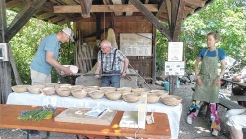Zu den regelmäßigen Aktionen gehört auch das Brotbacken im Lehmbackofen.