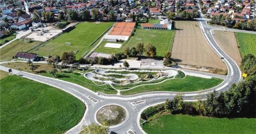 Zukunftsorientierte Gemeinde: die ortsnahe Umgehungsstraße, die „Ameranger Spange“ samt Anbindung des Sportgeländes, ist fertiggestellt.