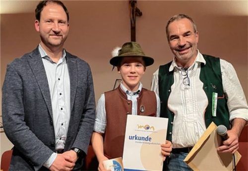 Zum Musikleistungsabzeichen in Bronze für Martin Vordermayer (Mitte) gratulierten Riederings Bürgermeister Christoph Vodermaier (links) und der Vorsitzende des Musikfördervereins Söllhuben, Thomas Grüber. Foto re