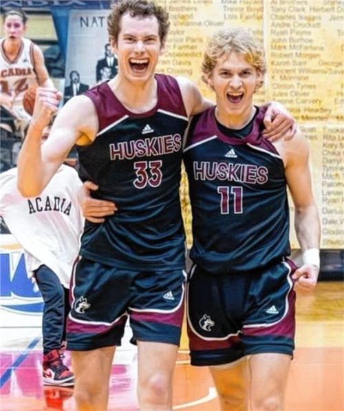 Zwei Deutsche für die Huskies: Jonas März (rechts) und Tjark Lademacher.Foto TCsportsmedia