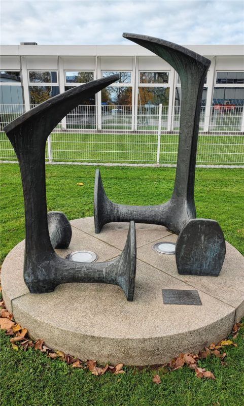Zwei überdimensionale Dreifüße als Bronzeplastik von Ernst Günzkofer bereichern seit 1972 den Eingangsbereich der Hauptzentrale der Schuhfabrik Gabor in Rosenheim. Foto Frick