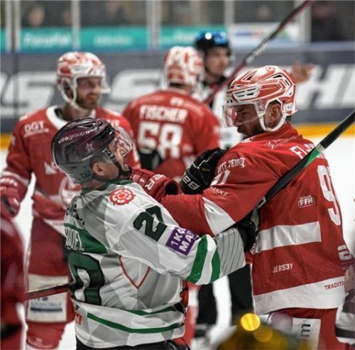 Zwischen Rosenheims Manuel Strodel und Nauheims Marc El-Sayed ging es hoch her.Foto Andreas Chuc