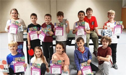 Zwölf Mädchen und Buben kämpften bei der Tischtennis-Mini-Meisterschaft um Sieg und Platz.Foto Niessen