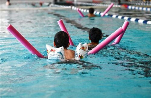 150 Kinder lernten bei Kursen des TSV Bernau das Schwimmen. (Symbolbild) Foto dpa
