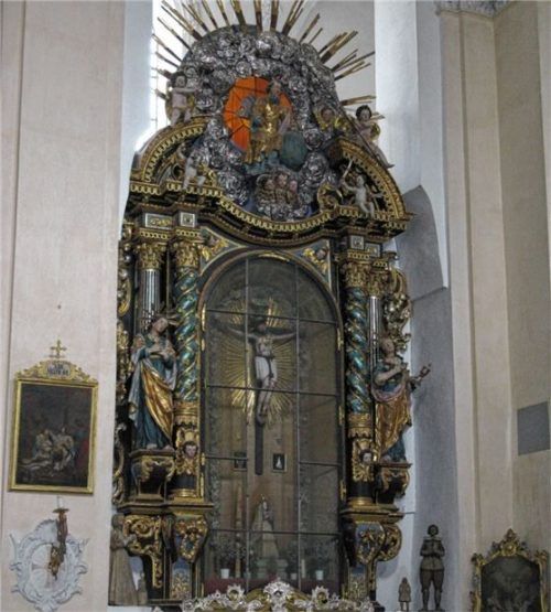 1626 sollen Klosterfischer das romanische Kreuz aus dem Inn geborgen haben.Foto steffan