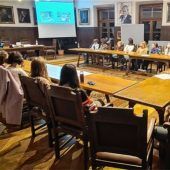 Jugendliche übernehmen Sitzungssaal des Rathauses