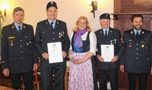 40 Jahre gehören Bernhard Oberauer (Zweiter von links) und Kasper Oberauer (Zweiter von rechts) der Feuerwehr an. Nun wurden sie mit dem Feuerwehrehrenzeichen in Gold ausgezeichnet. Zu den Gratulanten gehörte Kreisbrandinspektor Martin Gruber (links), Bürgermeisterin Susanne Grandauer und Kommandant Stefan Drexler.Foto Steffenhagen