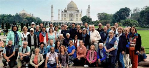 46 Abenteuerlustige folgten Pater Baltharaju Banda auf eine Tour durch Indien.Foto  RE