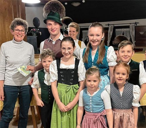 600 Euro überreichten die Klöpflerkinder mit Jugendleiter Korbinian Wandinger an Angelika Drost (links), Leiterin der Aktion „Chiemgauer Kinder in Not“ im Verein TIPI. Foto  Eder