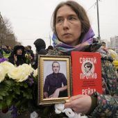 „Putin ist ein Mörder“, ruft die Menge