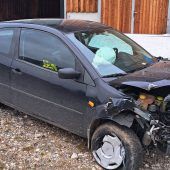 Kurioser Unfall: Mit Auto im Kuhstall gelandet