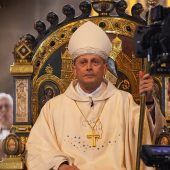 Fettbrand in der Küche: drei Verletzte Bamberg hat neuen Erzbischof 70-Jähriger fällt auf Internet-Betrug rein Mit 100 km/h durch 30er-Zone Unbekannter schlägt 16-Jährige