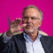 Rummenigge: „Schwimmen lernen“