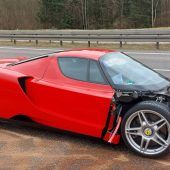 Ferrari in der Leitplanke