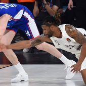 Basketballer zurück auf dem Boden