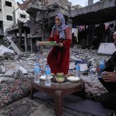 Fastenbrechen in Trümmern