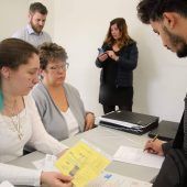 Erste Bezahlkarten an Flüchtlinge im Ankerzentrum ausgegeben