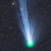 Komet mit schimmerndem Schweif am Abendhimmel