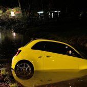 Betrunkene versenkt gelben Fiat