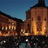 Lichtermeer für Demokratie auf dem Traunsteiner Stadtplatz zwischen zwei Glockenschlägen