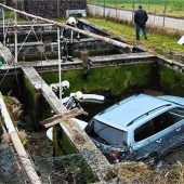 Pkw landet im Fischweiher