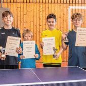 Jugendliche kämpfen bei Tischtennisturnier um den Sieg