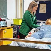 Mittelschüler informieren sich über Pflegeberufe