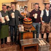 Bürgermeister Georg Weigl zapft das erste Fass an