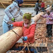 Kinder schepsen ihren Maibaum