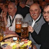 Eine Mass für den Pfarrer, ein Lebkuchenherz für die kleine Leni – Beim Raublinger Starkbierfest ist für alle was dabei