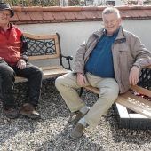 Gewerbeverband spendet Bankerl für Friedhof