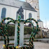 Osterdeko schmückt Brunnen vor Tuntenhausener Basilika