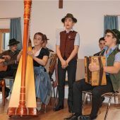 Junge Sänger und Musikanten im Aschauer Pfarrheim